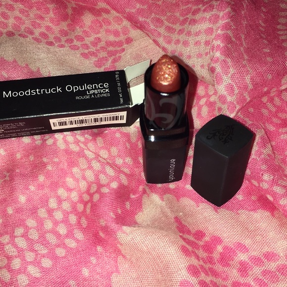 Younique opulence lipstick - Picture 4 of 4